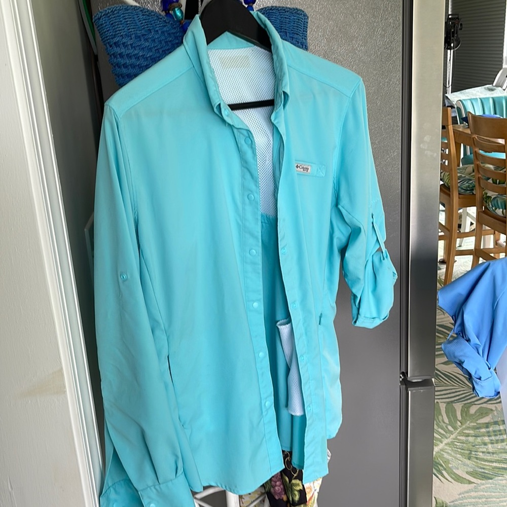 Ladies Columbia LG. Shirt.